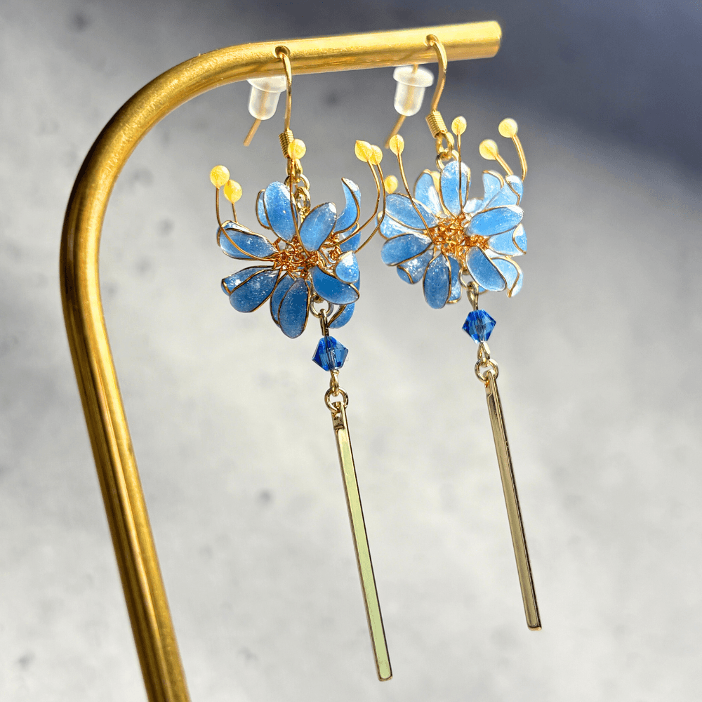 【彼岸花ピアス】ブルー／曼珠沙華／サージカルステンレス／金属アレルギー対応／揺れるデザイン／受注生産